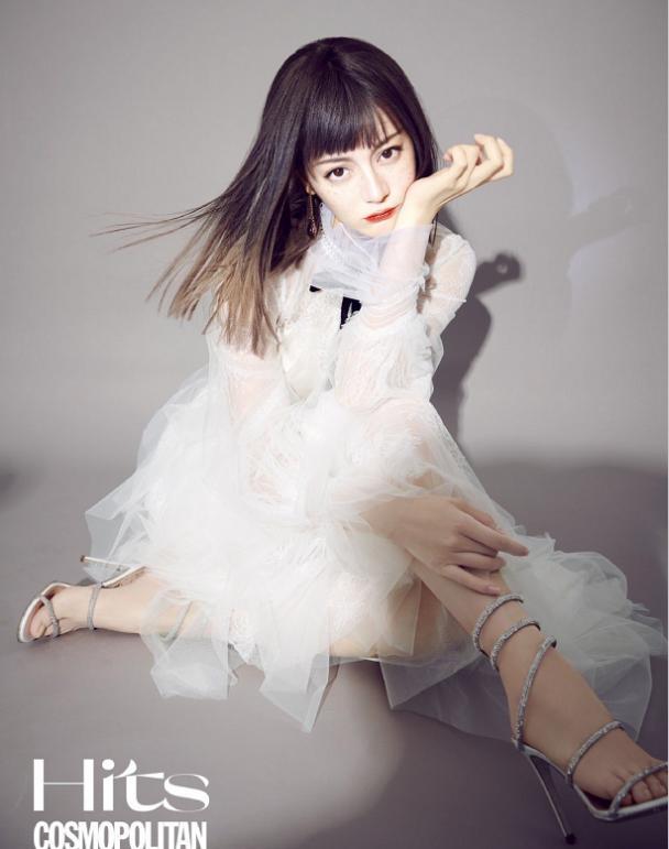 迪丽热巴|减龄必杀技齐刘海：迪丽热巴刘海造型秒变16岁，伊能静也尝试过