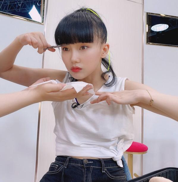 迪丽热巴|减龄必杀技齐刘海：迪丽热巴刘海造型秒变16岁，伊能静也尝试过
