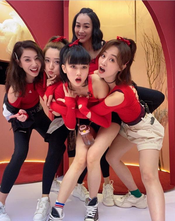 迪丽热巴|减龄必杀技齐刘海：迪丽热巴刘海造型秒变16岁，伊能静也尝试过