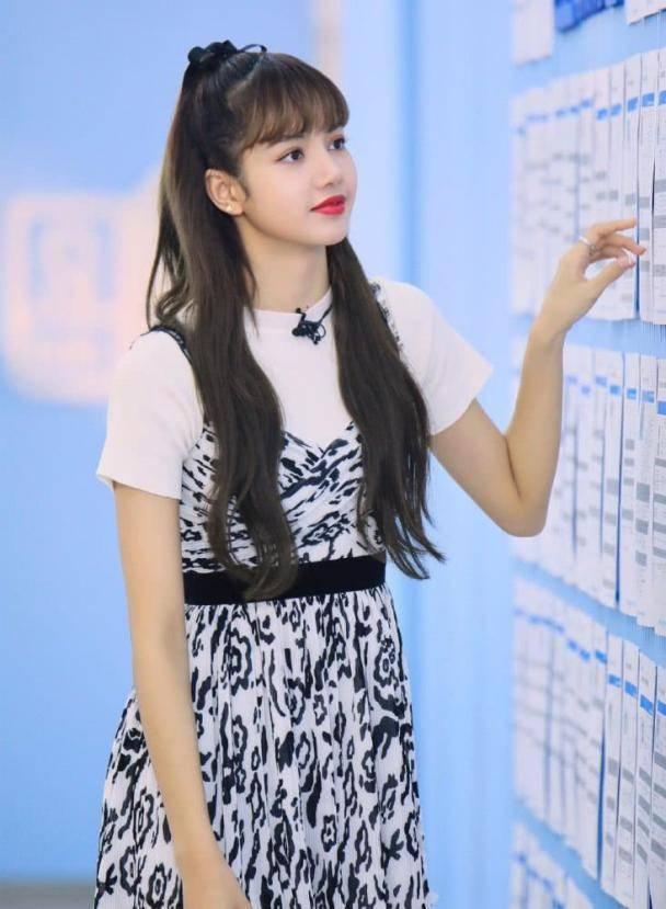 迪丽热巴|减龄必杀技齐刘海：迪丽热巴刘海造型秒变16岁，伊能静也尝试过