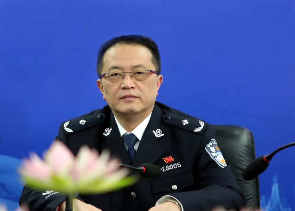 公安作家宋庆华文学作品集《天衣无缝》出版发行