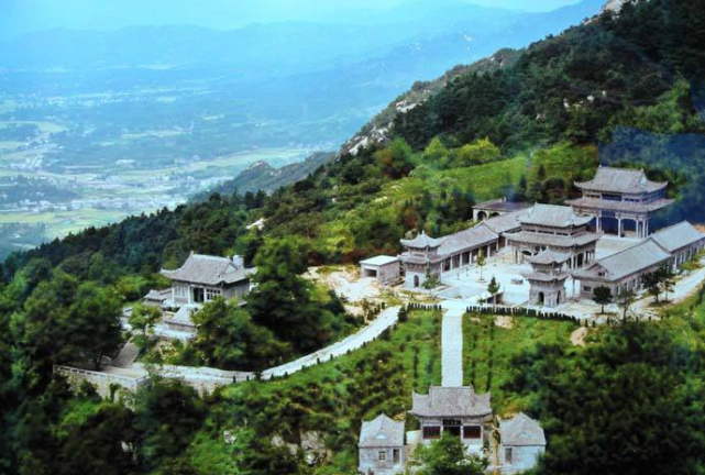 鸡公山的简介里,骄傲的介绍自己是中国四大避暑胜地之一,是新中国第