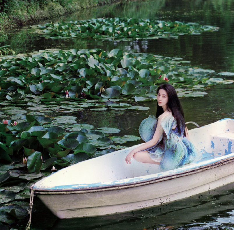 范冰冰|范冰冰新杂志出炉，如人间精灵仙气满满，她是无需乘风破浪的姐姐