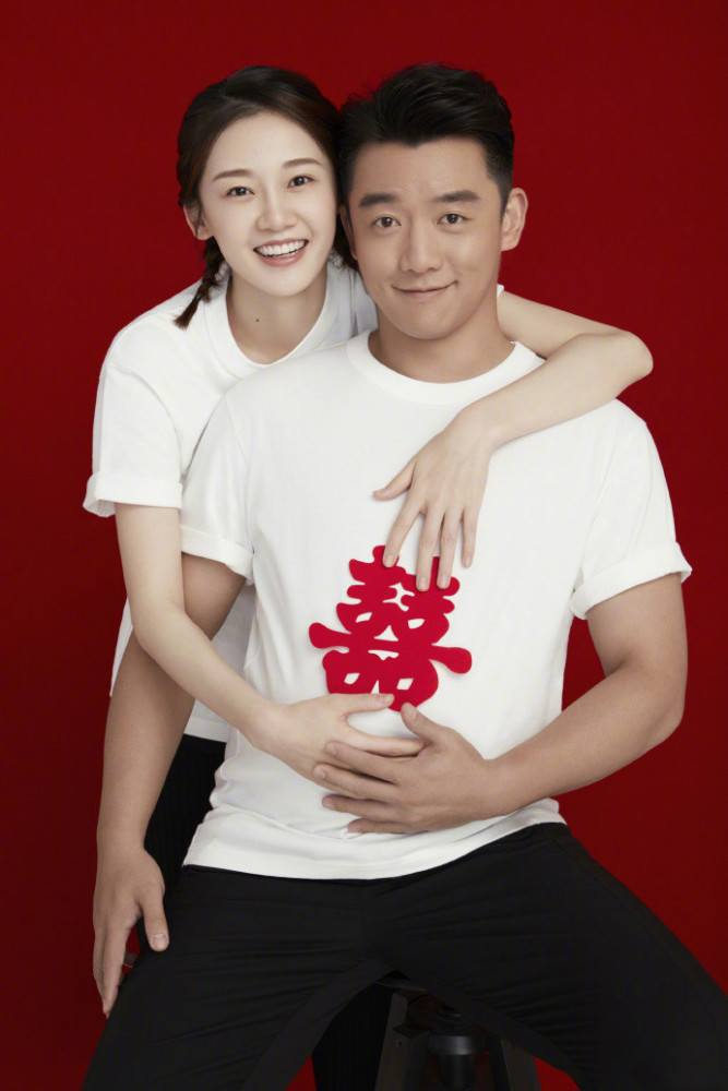 郑恺|高甜！郑恺官宣结婚后首次在公开场合向苗苗告白：钻戒婚礼都会补上
