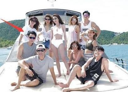 刘恺威|吃瓜日报丨赵薇删除老公照片被曝离婚？杨幂前夫与比基尼美女开派对？