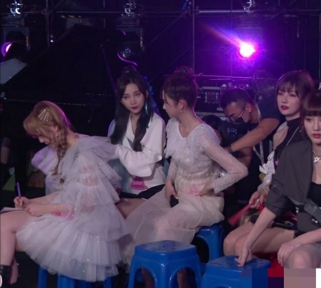 张艺凡|张艺凡祝贺陈小纭获体操冠军，并晒两人合影，脸小的优势很明显