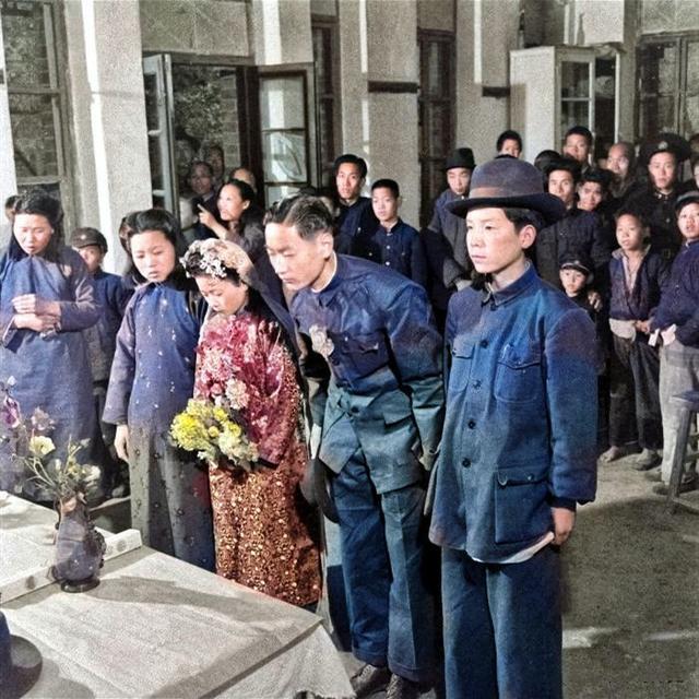 1947年一场包办婚礼现场:都没成年,女的任人摆布,男的一脸无所谓