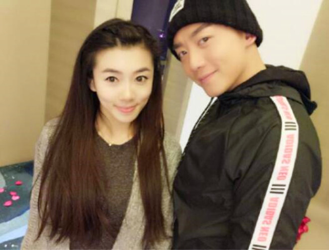 郑恺|高甜！郑恺官宣结婚后首次在公开场合向苗苗告白：钻戒婚礼都会补上