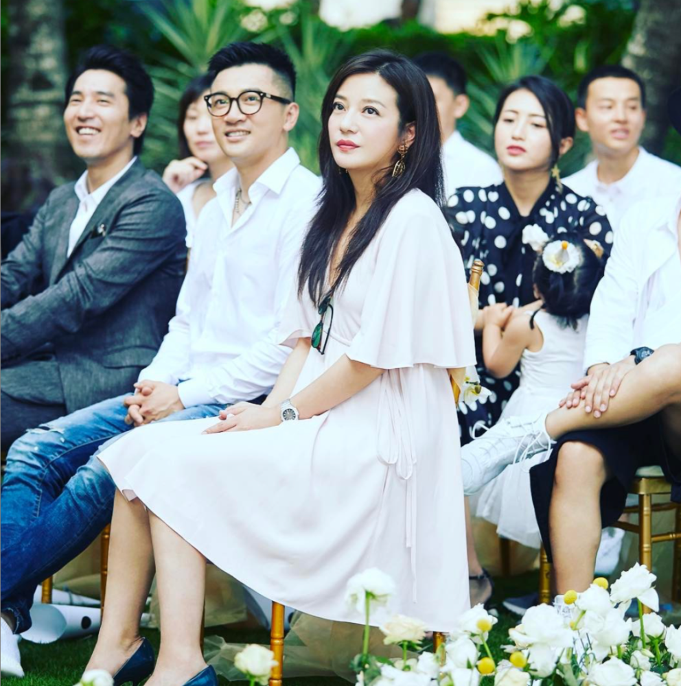 赵薇删除老公黄有龙照片,工作室极速否认婚变,网友:再等等看