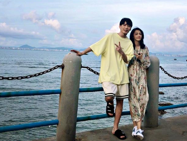 41岁姚晨与11岁白宇出游勾肩搭背如情侣这一对你嗑吗