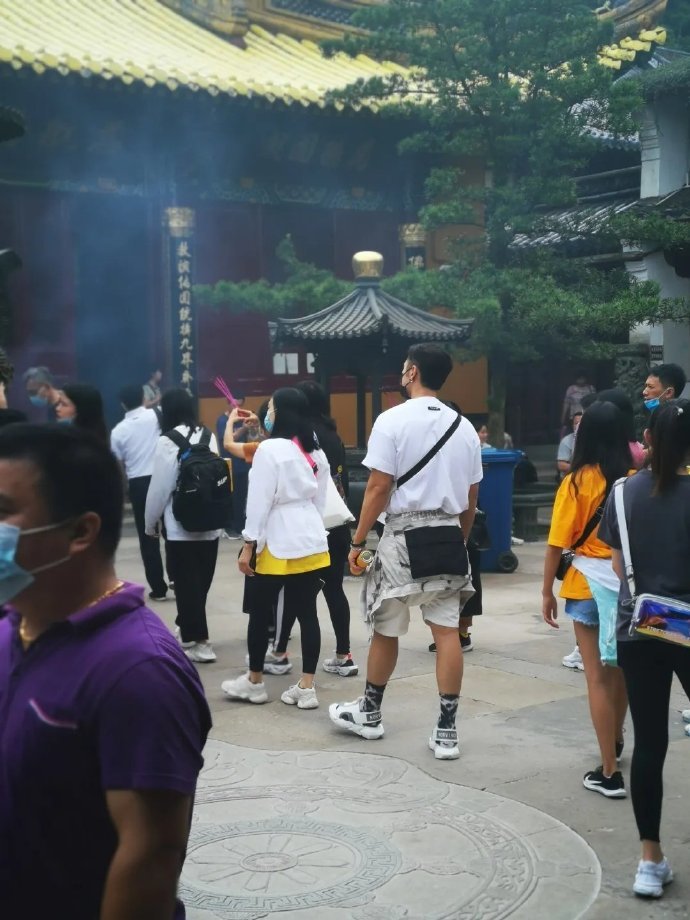 钟丽缇|求子心切？网曝50岁钟丽缇为拼四胎亲赴知名寺庙上香