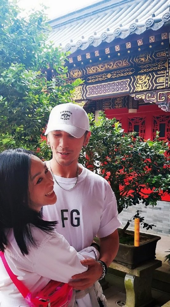 钟丽缇|求子心切？网曝50岁钟丽缇为拼四胎亲赴知名寺庙上香