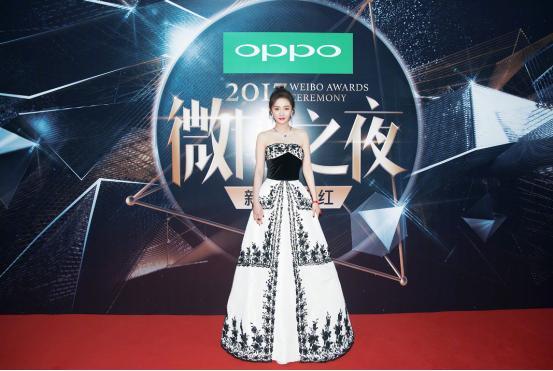 杨幂|杨幂气质古典，抹胸裙上用刺绣做点缀真抢镜，一副“大小姐”样