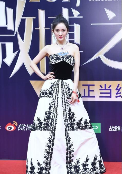 杨幂|杨幂气质古典，抹胸裙上用刺绣做点缀真抢镜，一副“大小姐”样