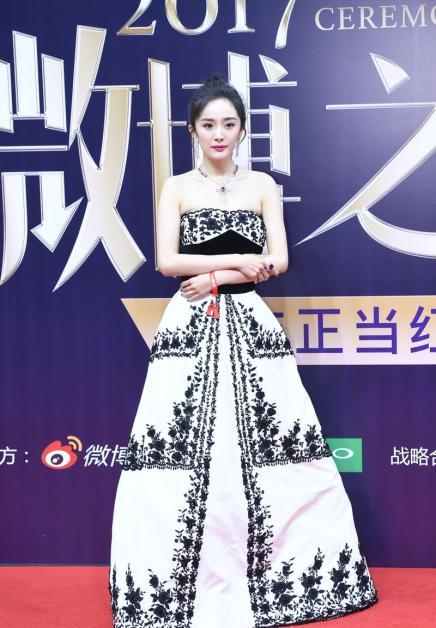 杨幂|杨幂气质古典，抹胸裙上用刺绣做点缀真抢镜，一副“大小姐”样