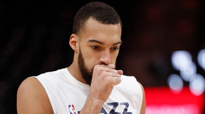 在他身后是冠状病毒爵士球星鲁迪戈伯特展望未来