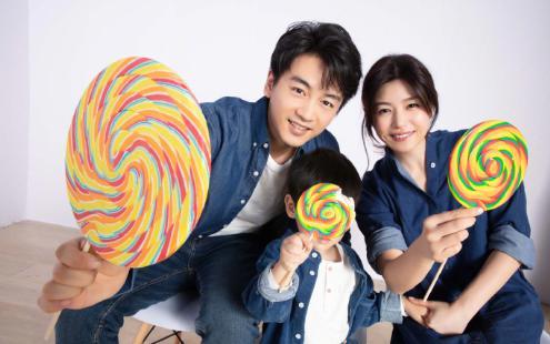 陈妍希|陈妍希卡点为陈晓庆生！3岁儿子小星星手拿棒糖罕见出镜
