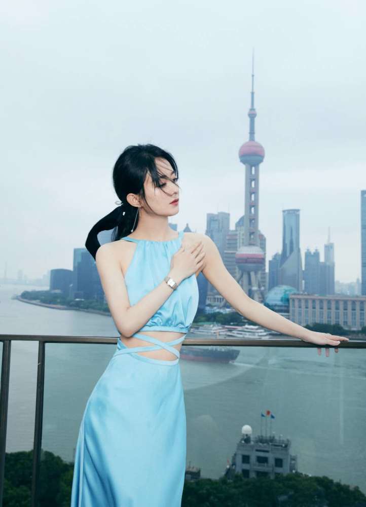 赵丽颖|赵丽颖少女坐姿火了，盘腿姿势熟练，却因裙子太短引争议