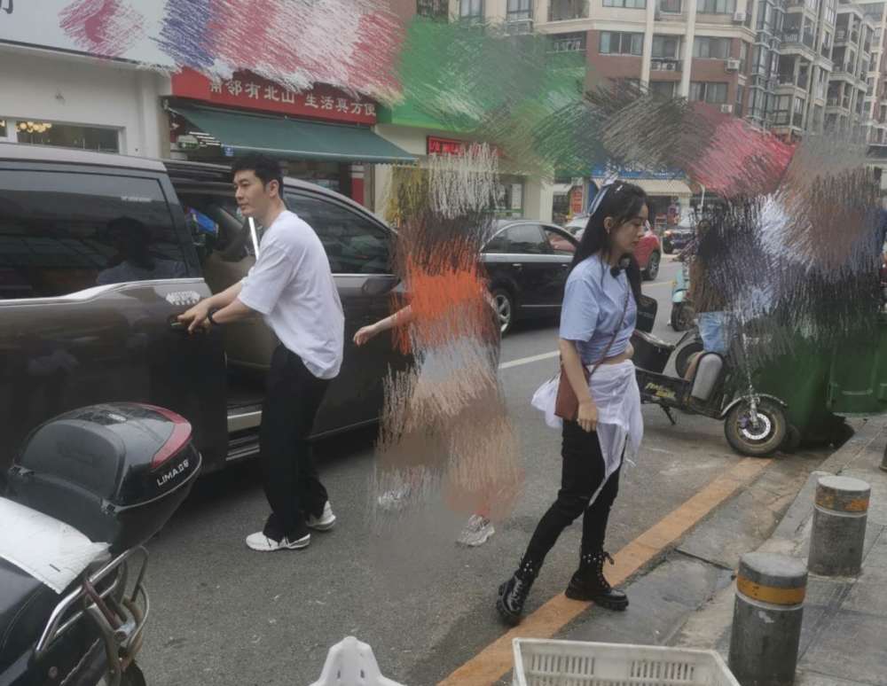 赵丽颖|赵丽颖少女坐姿火了，盘腿姿势熟练，却因裙子太短引争议