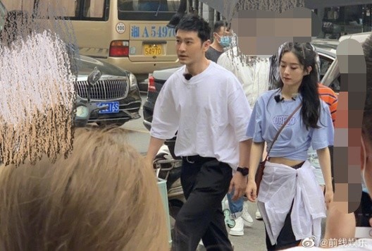 赵丽颖|赵丽颖少女坐姿火了，盘腿姿势熟练，却因裙子太短引争议