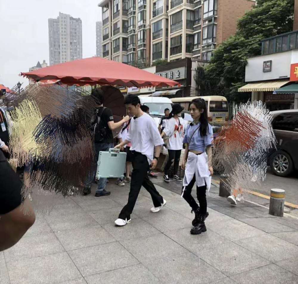 赵丽颖|赵丽颖少女坐姿火了，盘腿姿势熟练，却因裙子太短引争议