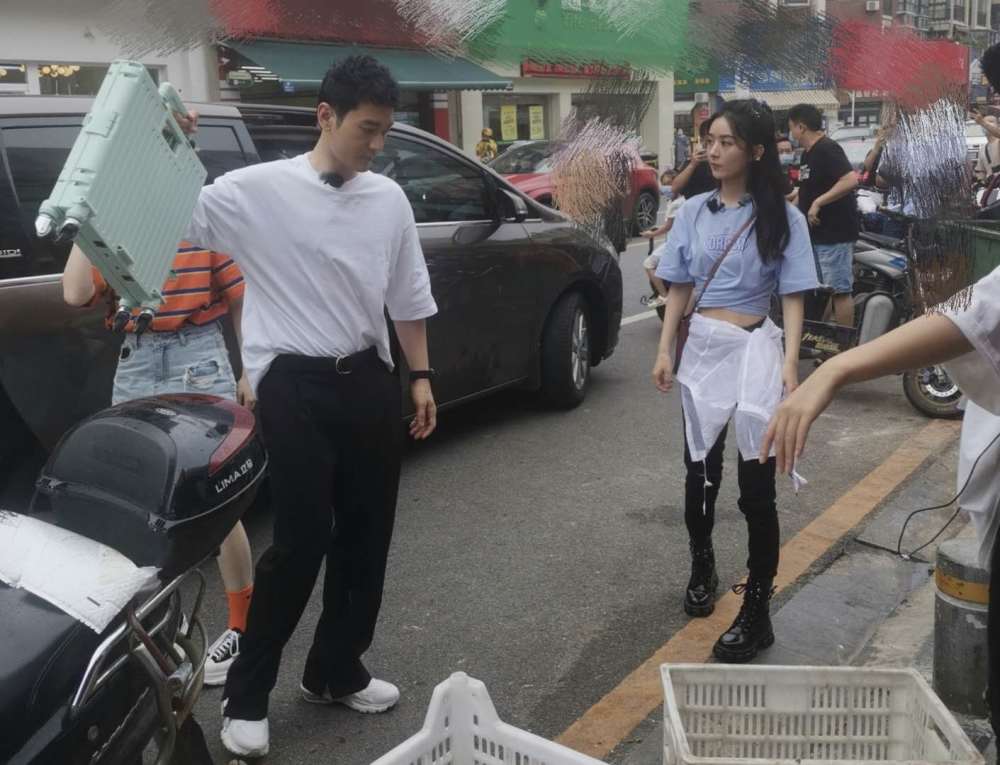 赵丽颖|赵丽颖少女坐姿火了，盘腿姿势熟练，却因裙子太短引争议