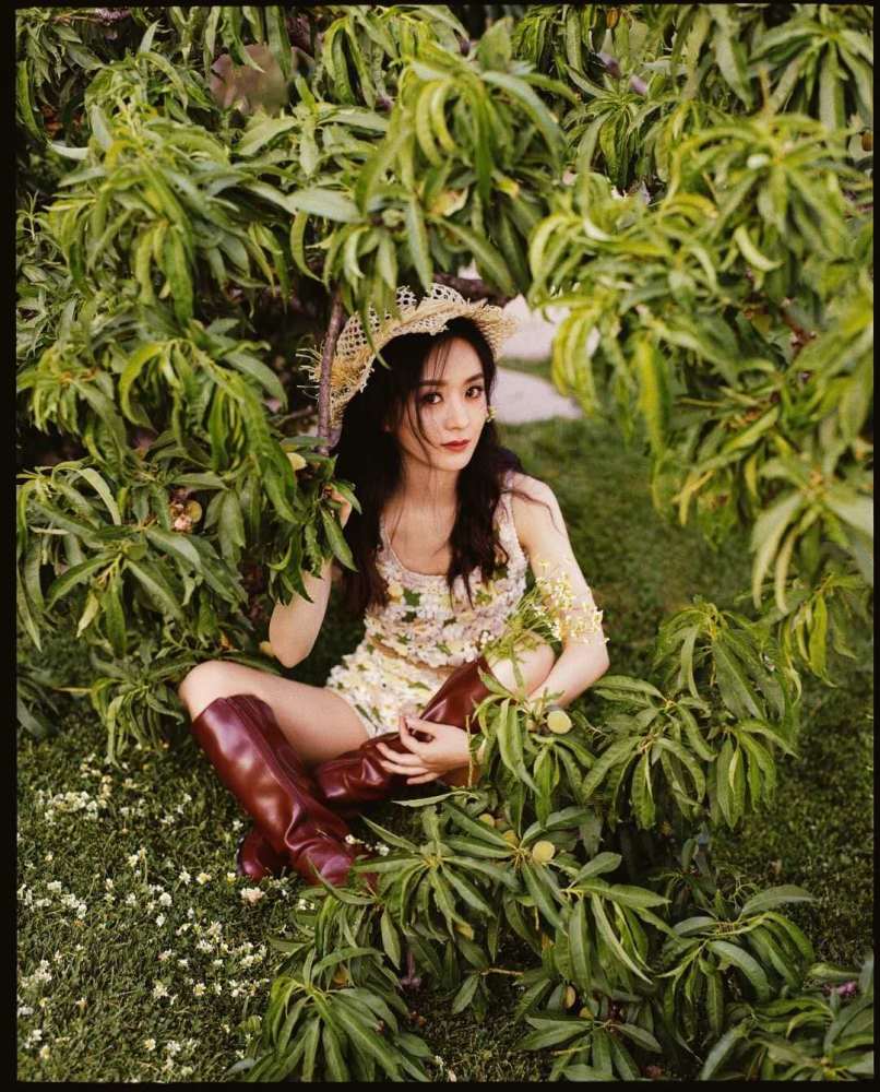 赵丽颖|赵丽颖少女坐姿火了，盘腿姿势熟练，却因裙子太短引争议
