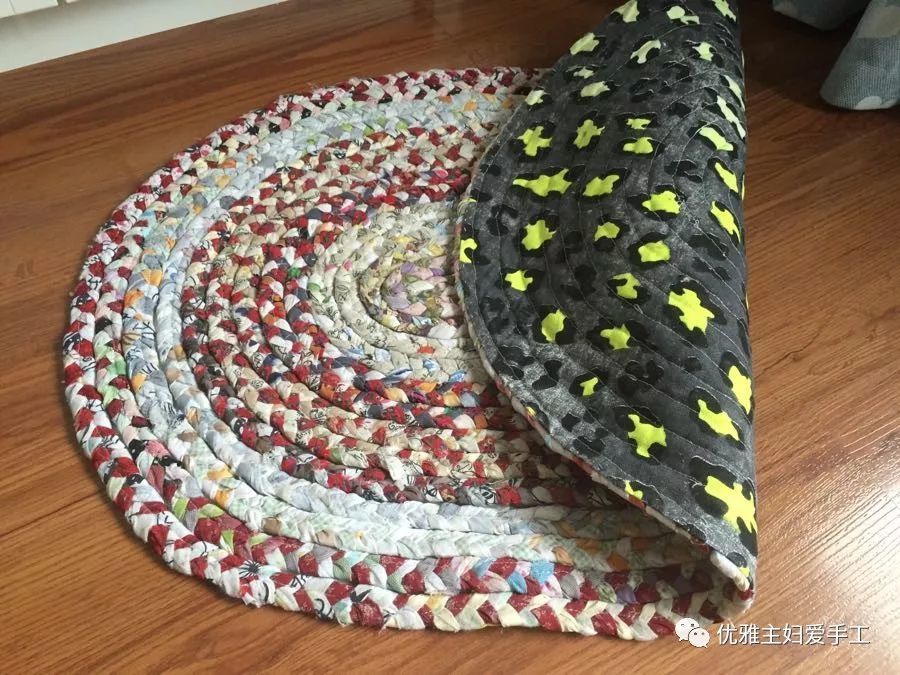 先把不要的旧衣服剪成长条,宽约五六公分,可以