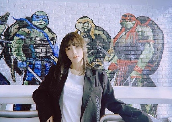 李小璐|李小璐重回嘻哈风格？美少女装扮很养眼，一个细节引起大家猜想