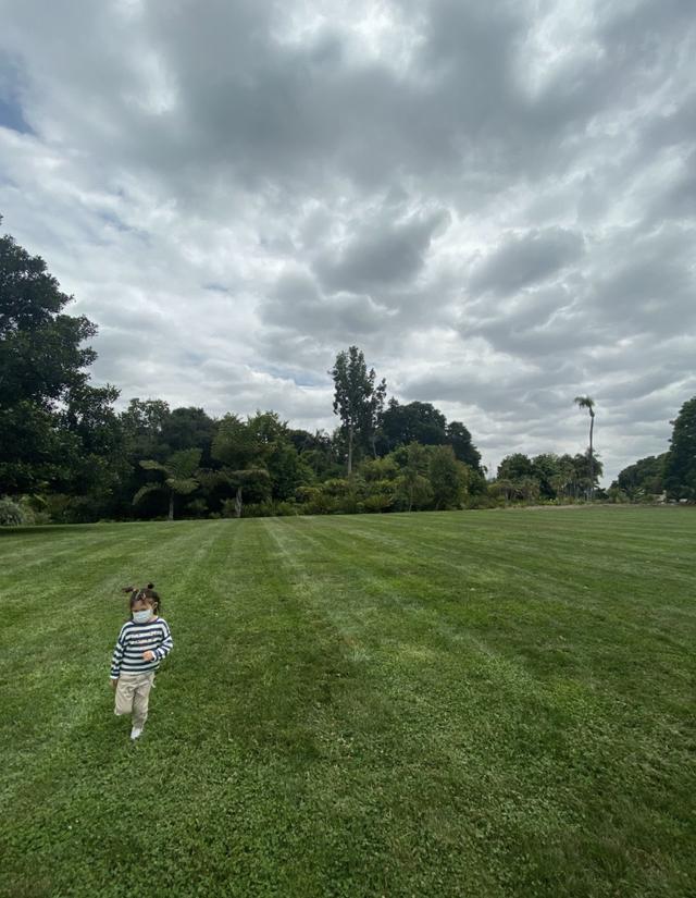 陈冠希|陈冠希晒女儿草地上奔跑，Alaia扎小龙人发型，皱着眉头表情搞笑