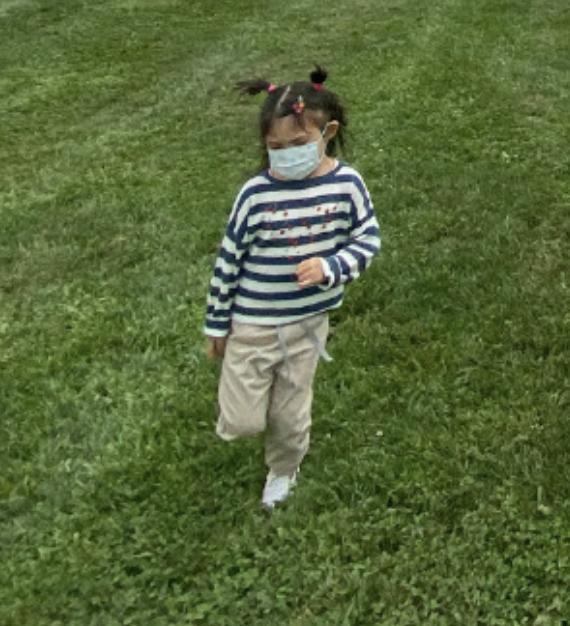 陈冠希|陈冠希晒女儿草地上奔跑，Alaia扎小龙人发型，皱着眉头表情搞笑