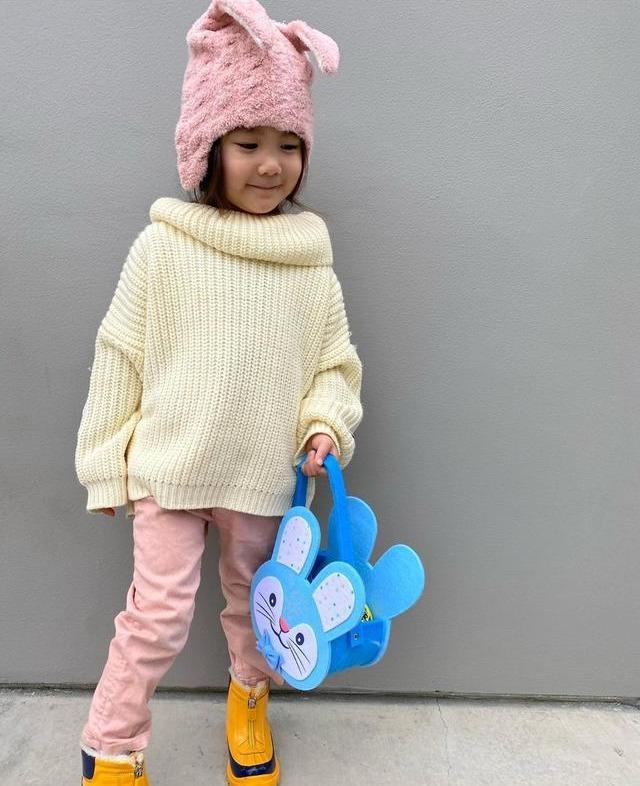 陈冠希|陈冠希晒女儿草地上奔跑，Alaia扎小龙人发型，皱着眉头表情搞笑