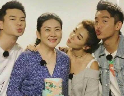 跨界歌王|郑恺上《跨界歌王》表白妻子苗苗：谢谢你嫁给我