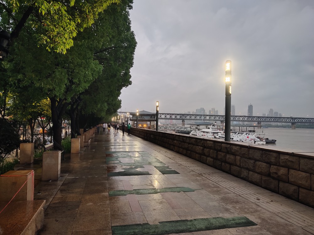 暴雨成灾,江水上涨,雨停间隙,市民江边娱乐忙