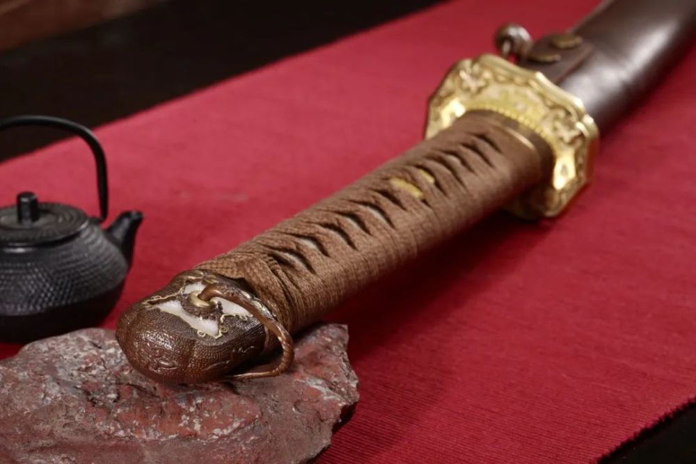 华丽与邪恶并存的日本军刀劈杀凶狠有力的98军刀