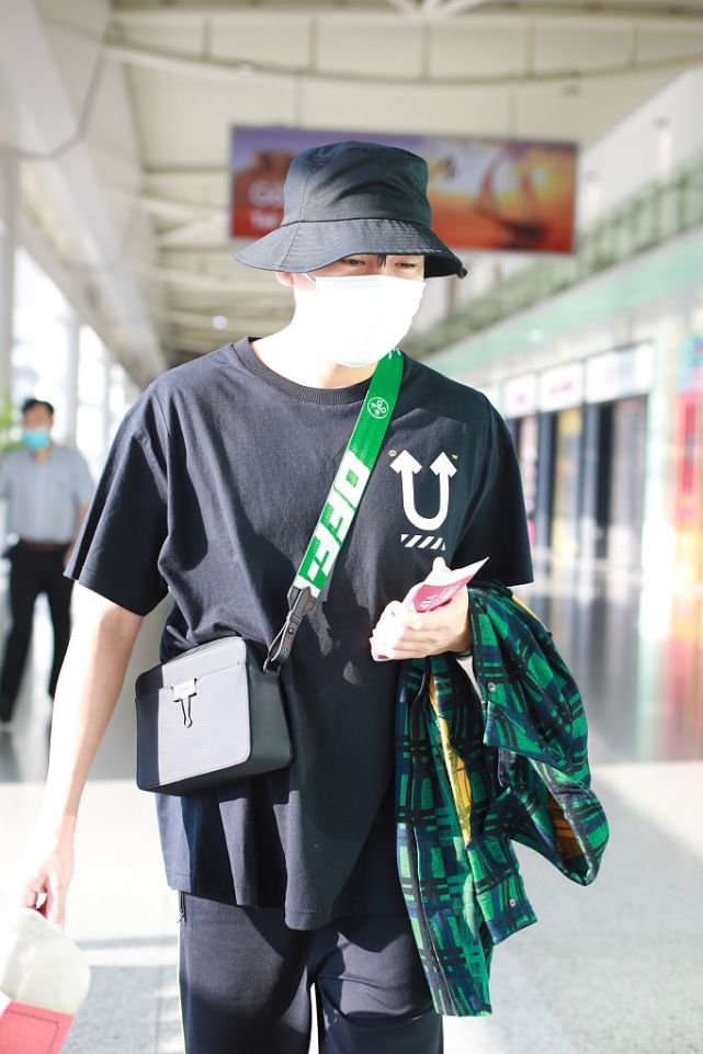 秦昊爬山手机壳抢镜 装扮帅气暖心签名