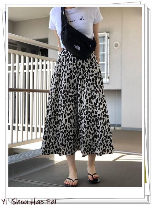 不要太时髦!豹纹半身裙的搭配示范,做个温柔中透着野性的女人
