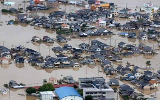 7月4号,日本熊本县球磨川流域突发大规模洪灾,导致当地多处房屋被淹没