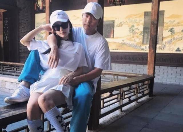 贾乃亮|贾乃亮与李小璐视频再撞车，删视频表态，第三次否认复合传闻