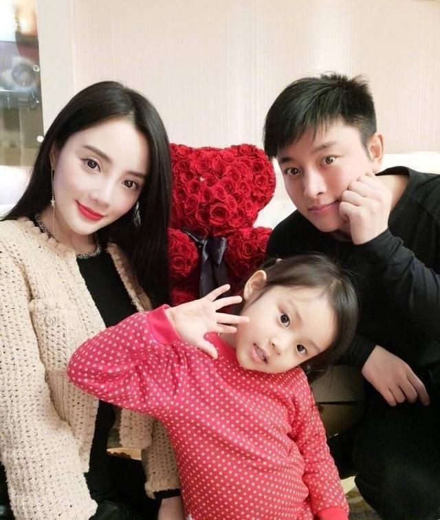 贾乃亮|贾乃亮与李小璐视频再撞车，删视频表态，第三次否认复合传闻