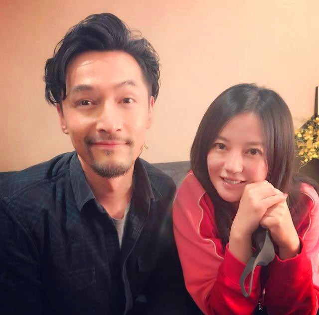 赵薇|赵薇删除与老公黄有龙的所有照片被传婚变，昨晚连夜发文16字回应