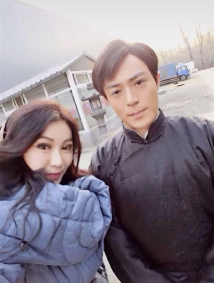 网红|女网红自称陈晓发小，晒亲密旧照为他庆生，评论区炸了