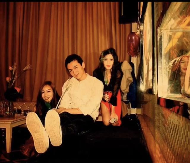 网红|女网红自称陈晓发小，晒亲密旧照为他庆生，评论区炸了