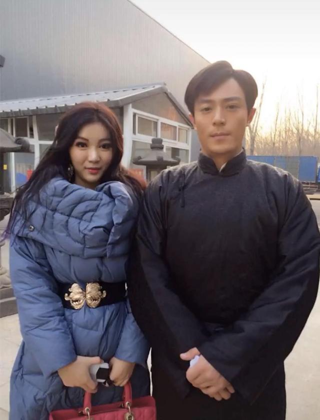 网红|女网红自称陈晓发小，晒亲密旧照为他庆生，评论区炸了