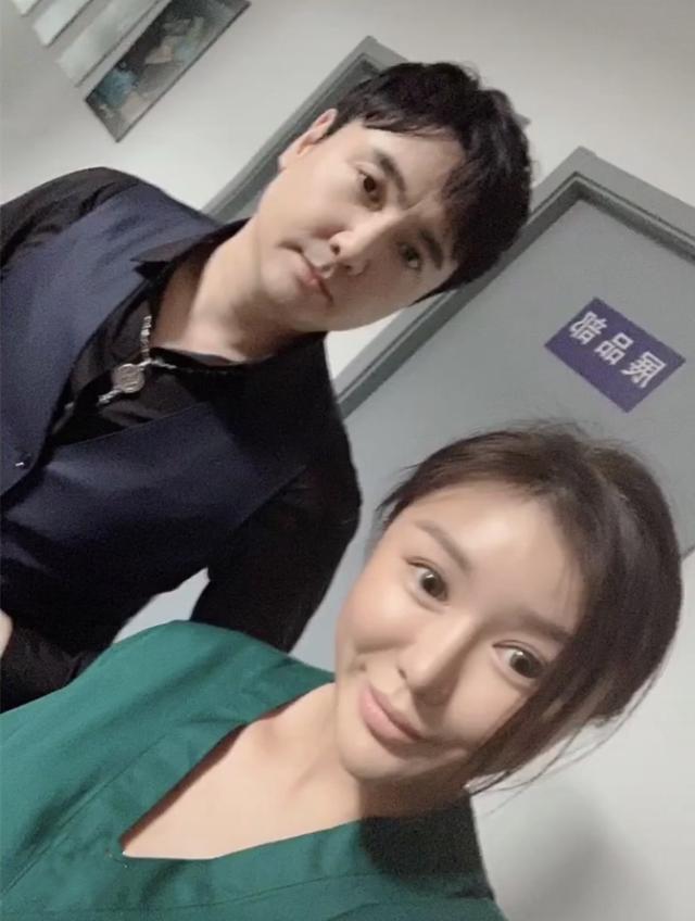 网红|女网红自称陈晓发小，晒亲密旧照为他庆生，评论区炸了