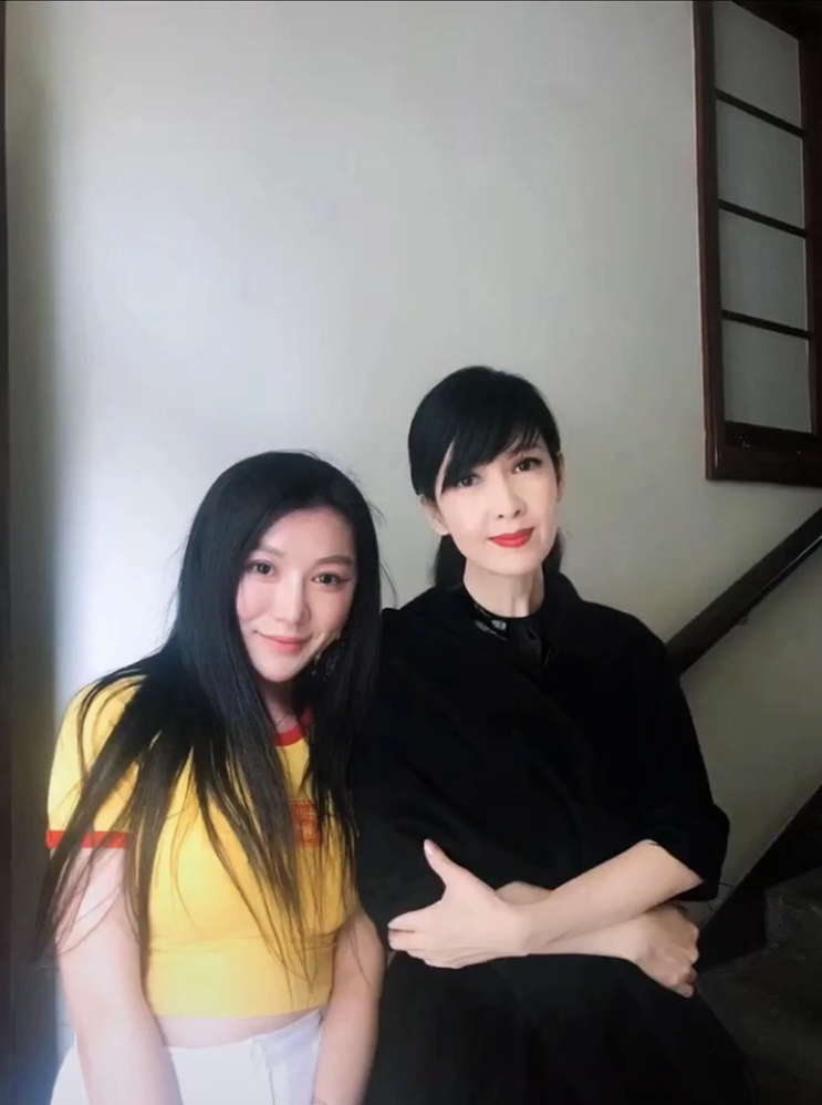 网红|女网红自称陈晓发小，晒亲密旧照为他庆生，评论区炸了