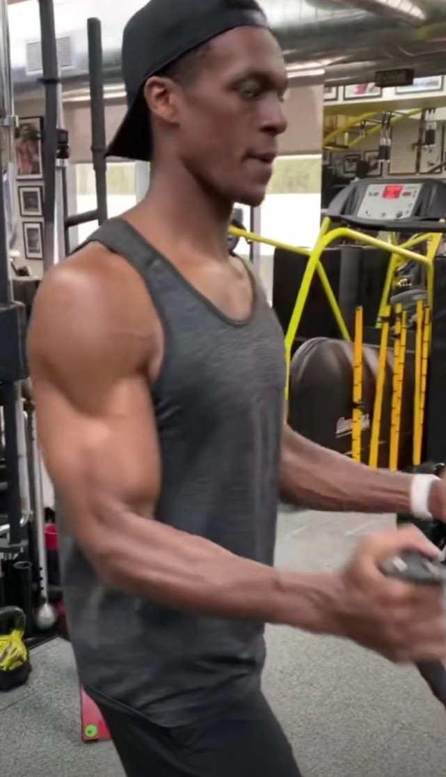 太猛 湖人34岁老将手臂粗壮如锡安!湖人放弃吧 一人胖成球了还笑嘻嘻