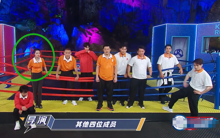 李沁|跑男嘉宾聚在一块听录音，镜头扫过李沁动作，女明星的体面无疑了