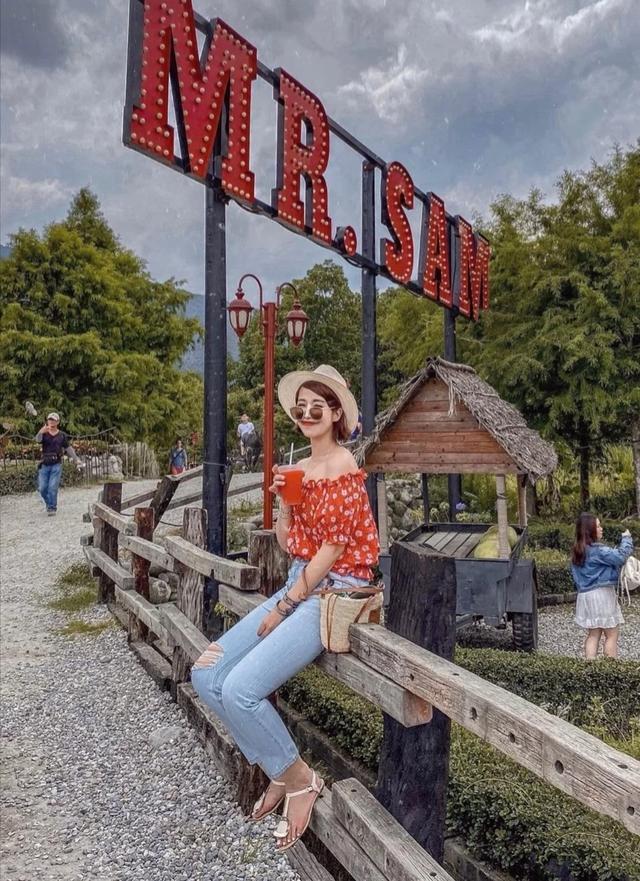 时尚博主示范夏日出游穿搭,时尚优雅又简约,让你美翻朋友圈