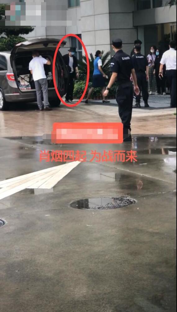 肖战|肖战现身横店？机场照帅气，小挎包大长腿瞩目，为躲镜头小细节很卑微